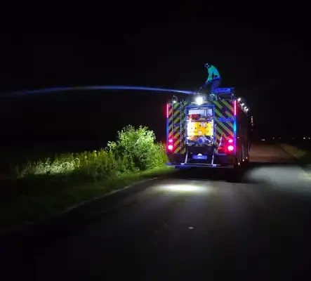 Pożar traw w Kruszynku – nocna interwencja strażaków