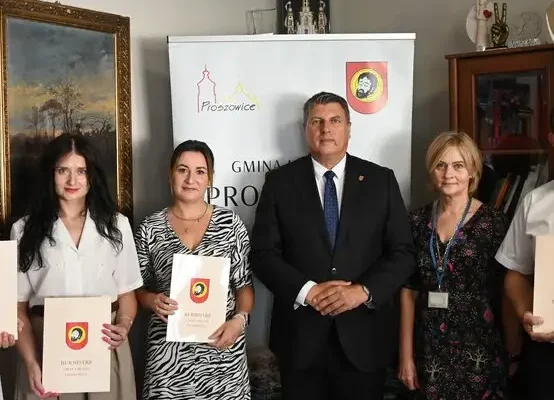 Czworo nauczycieli z gminy Proszowice otrzymało akty nadania stopnia nauczyciela mianowanego