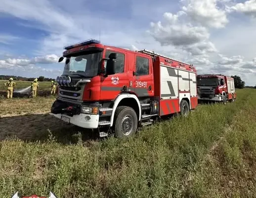 Pożar balotów w Biskupicach – strażacy w akcji
