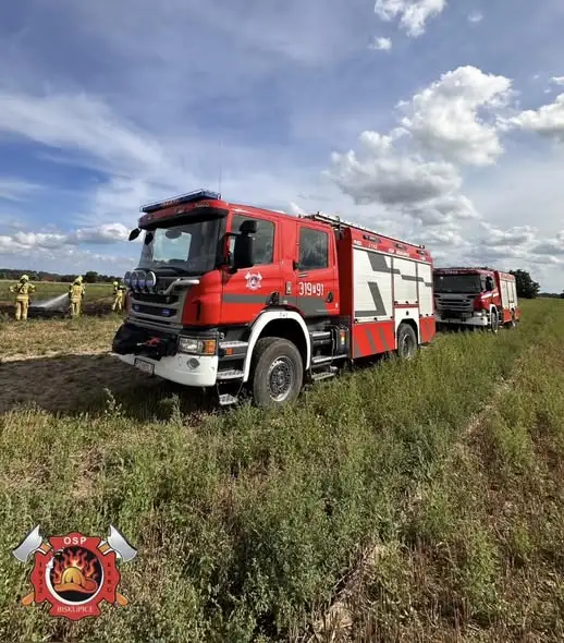 Pożar balotów w Biskupicach – strażacy w akcji