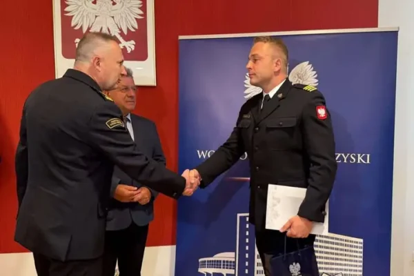 Wojewoda Świętokrzyski nagrodził strażaków za ratunek poza służbą. Wśród nich druh z Opatowa