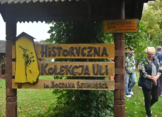 Seniorzy z Proszowic odkrywali tajniki pszczelarstwa w Sądeckim Bartniku